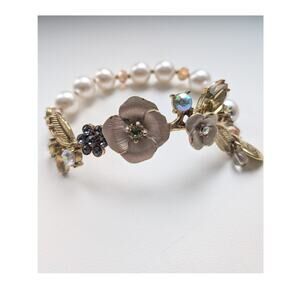Betsey Johnson White Pearl Floral Bracelet Gold Tone Large